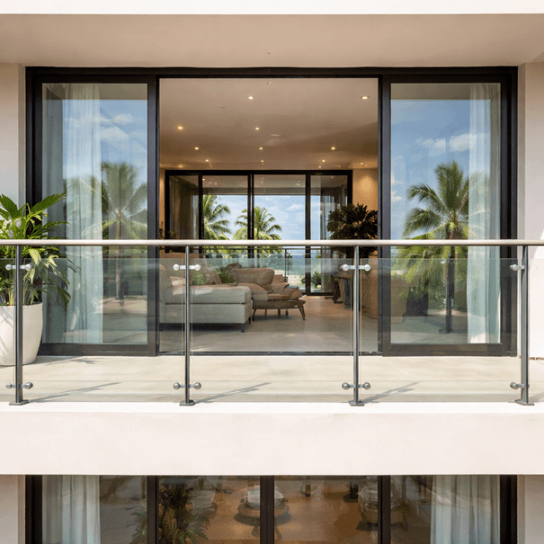 Garde-corps aluminium et menuiserie dans un hôtel 5 étoiles